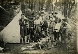 Exploradores posando frente al fotógrafo (1925).