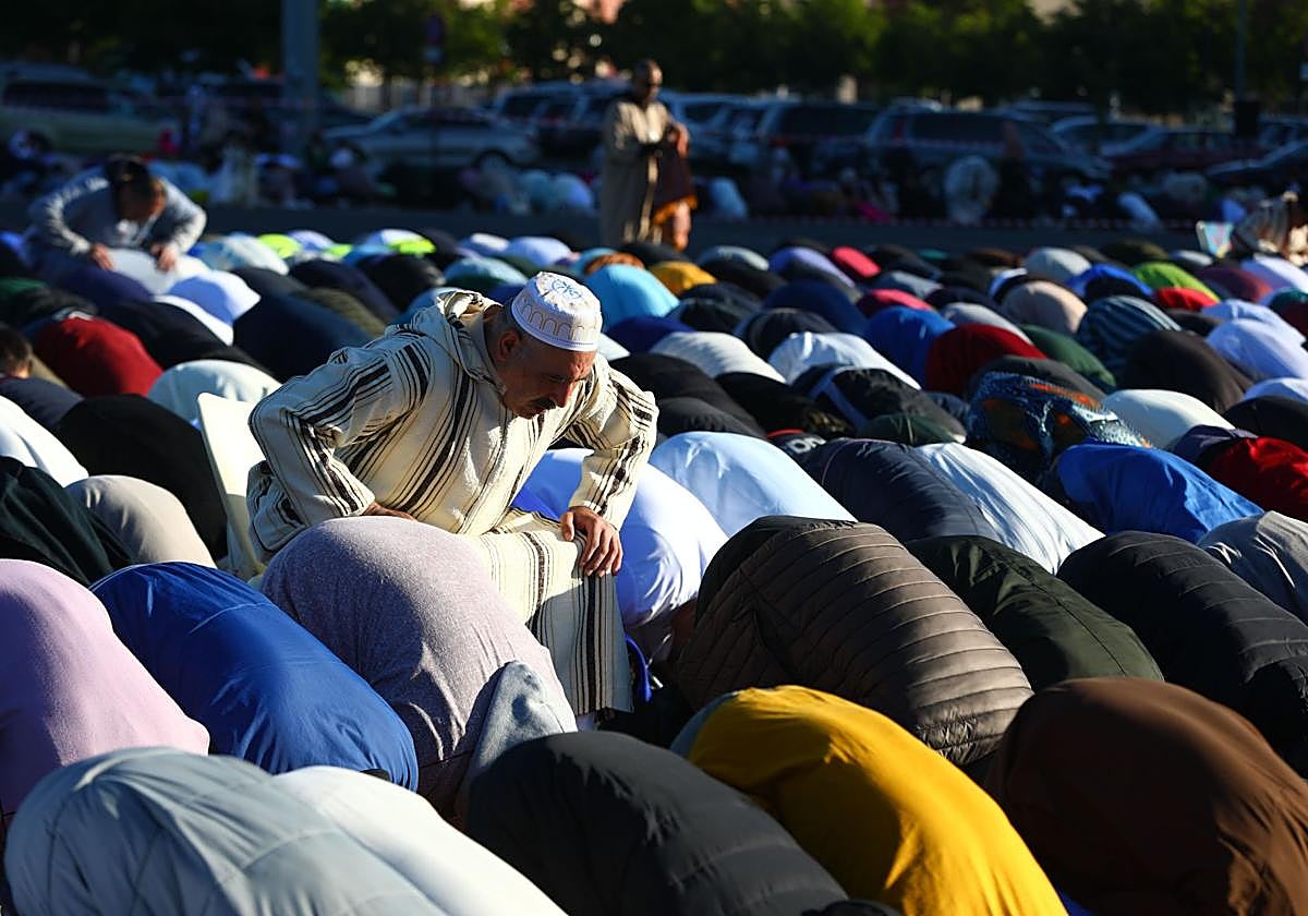 Imagen de archivo de un rezo comunitario de musulmanes durante la Fiesta del Cordero.