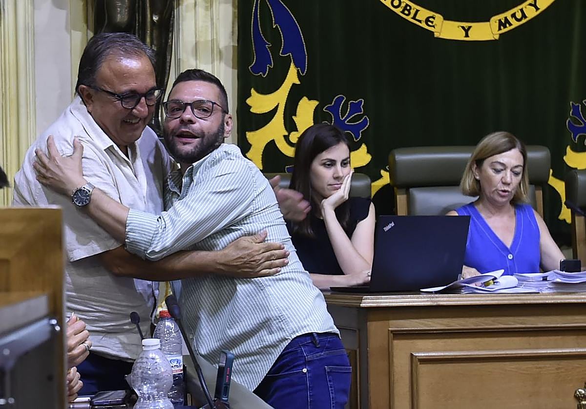 El edil de Hacienda y el de Vox se abrazan, este miércoles, con la alcaldesa (derecha), en el Pleno en el que se aprobaron los Presupuestos.