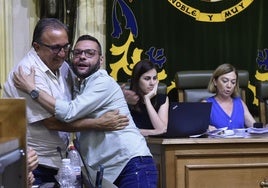 El edil de Hacienda y el de Vox se abrazan, este miércoles, con la alcaldesa (derecha), en el Pleno en el que se aprobaron los Presupuestos.