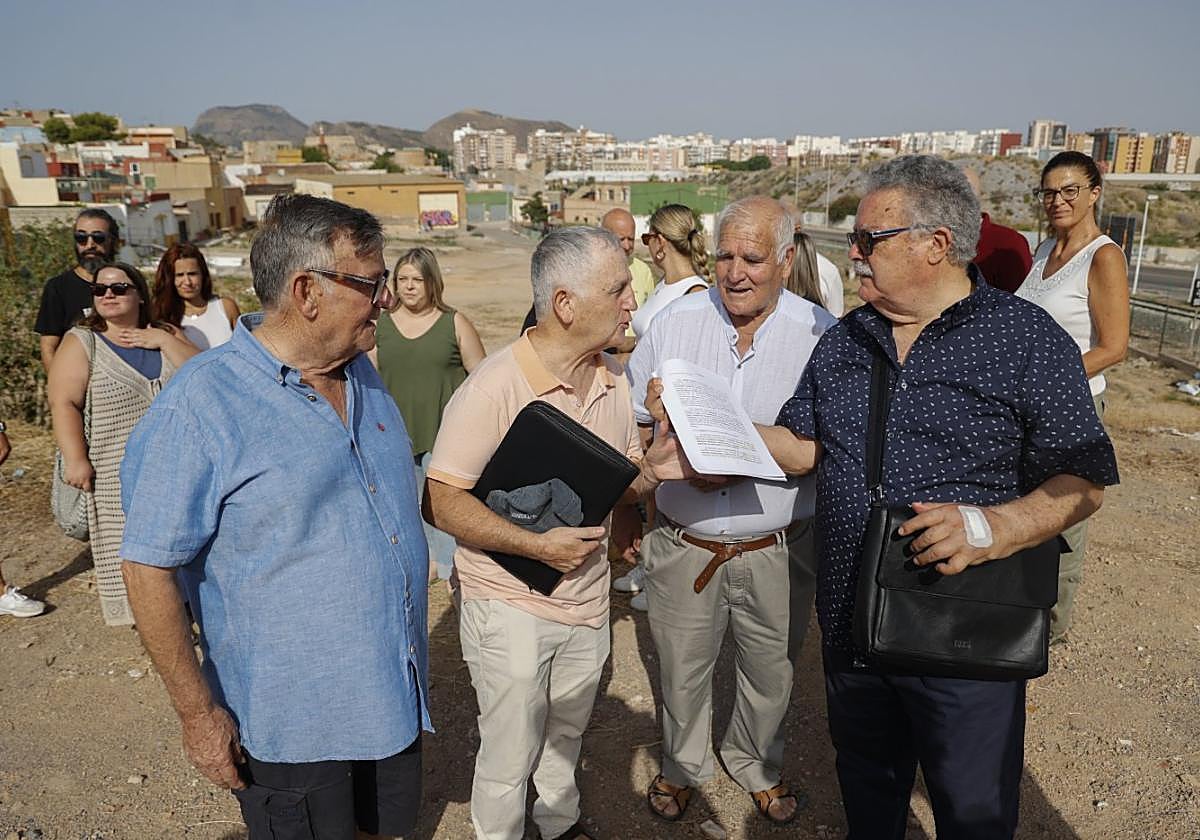 Representantes de los afectados por los metales pesados y vecinos, ayer, en Los Mateos.