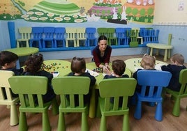 Alumnos de una escuela infantil de Murcia atienden a la profesora (imagen de archivo).