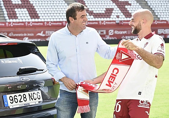 Unai Zubiaur, secretario técnico grana, y Ekain, bromean ayer durante la presentación del delantero vasco en el Enrique Roca.