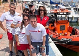 Los integrantes de Cruz Roja, junto a la embarcación entregada.