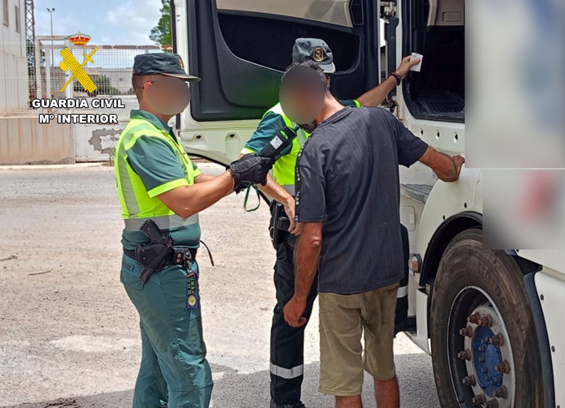 Imagen del control de alcoholemia al camionero.