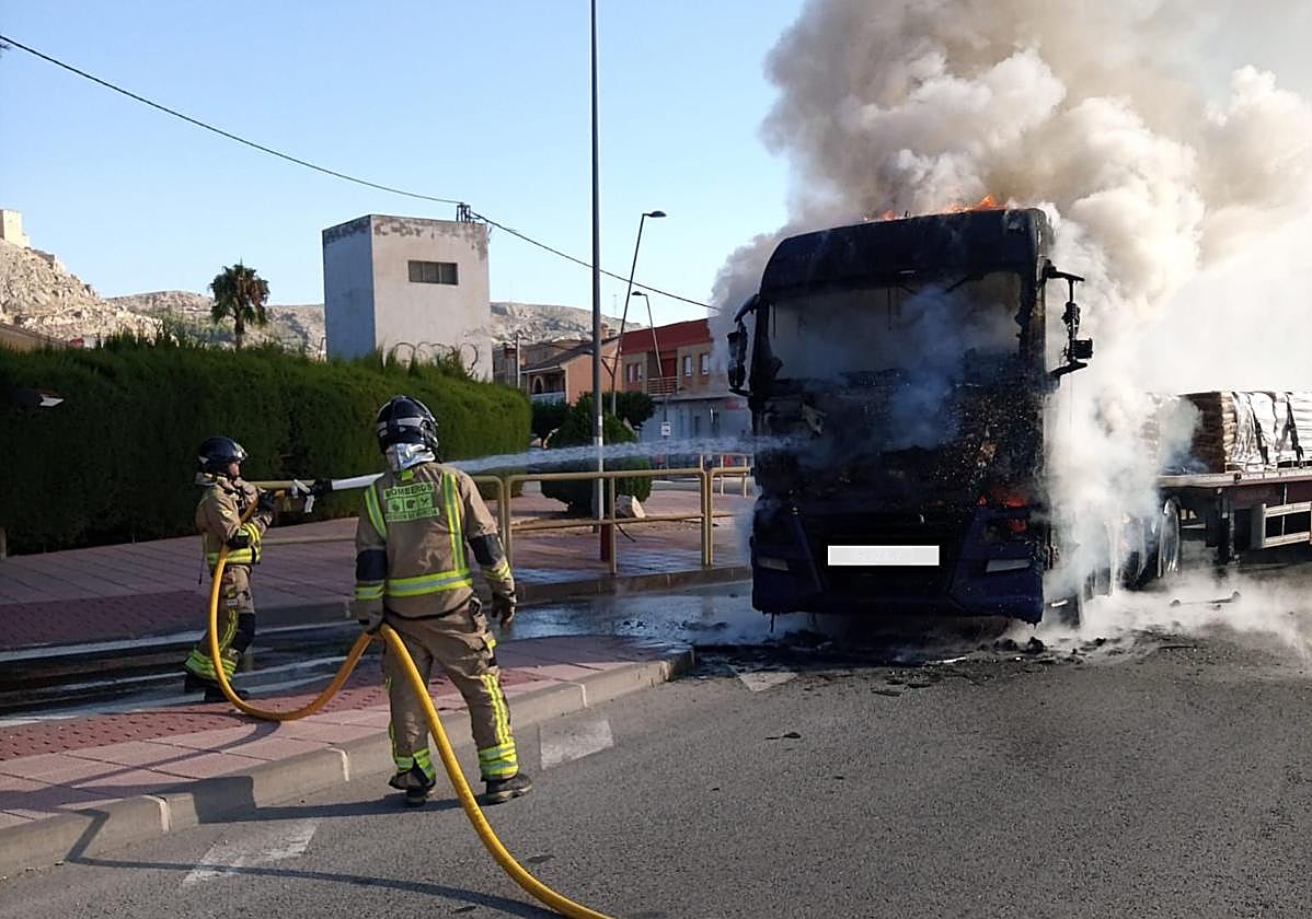 Imagen del incendio del camión.