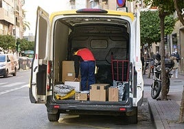 Un repartidor selecciona paquetes en una zona de carga y descarga de Murcia, en una imagen de archivo.