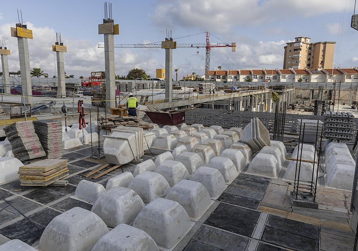 Acopio de materiales para levantar la estructura de la primera planta del supermercado, esta semana, en Las Dunas de Cabo de Palos.