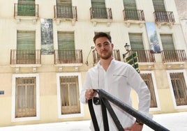Eliseo Martín López, gerente de Melcarte, junto al edificio reconvertido en 'cohousing' en Caravaca.