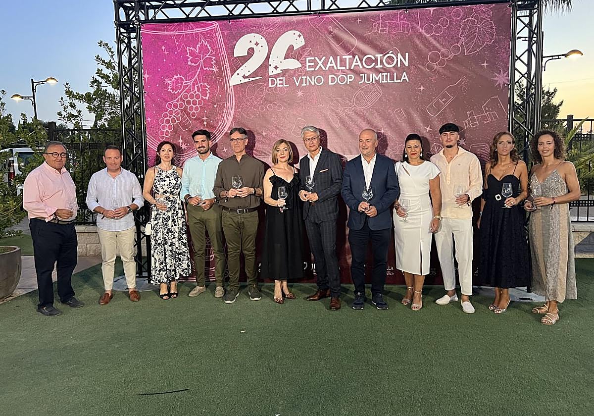 La alcaldesa de Jumilla, en el centro, con otros asistentes al acto.