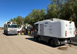 Operarios del servicio de recogida de basuras y limpieza de Fuente Álamo en una imagen de archivo.
