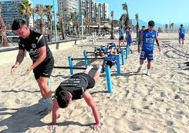 Jugadores del Yeclano ejercitándose en la playa de San Juan.
