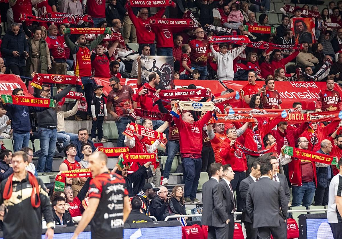 La grada muestra sus bufandas antes del partido ante el Covirán, último rival de pretemporada.