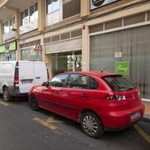 Turismos aparcados de uno de las zonas de carga y descarga del centro de la ciudad.