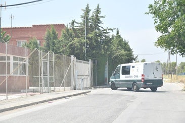 Un furgón de la Guardia Civil, este viernes, en la prisión de Sangonera la Verde.