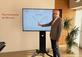 El concejal Muñoz explica los últimos datos económicos del Ayuntamiento.