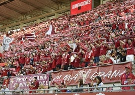 La afición del Real Murcia, tras rozar el lleno en el Enrique Roca en el último duelo de la pasada temporada en casa.