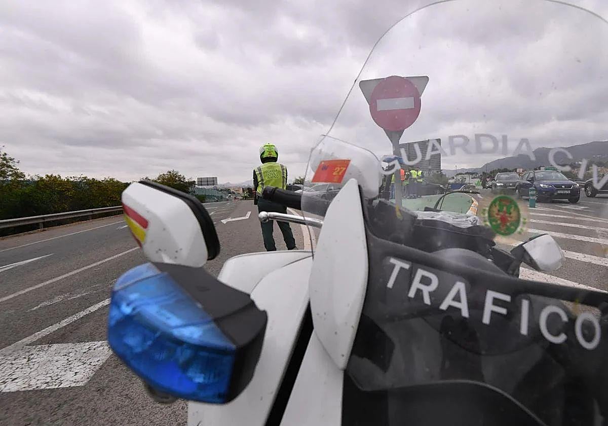 Un agente de la Guardia Civil de Tráfico, en una imagen de archivo.