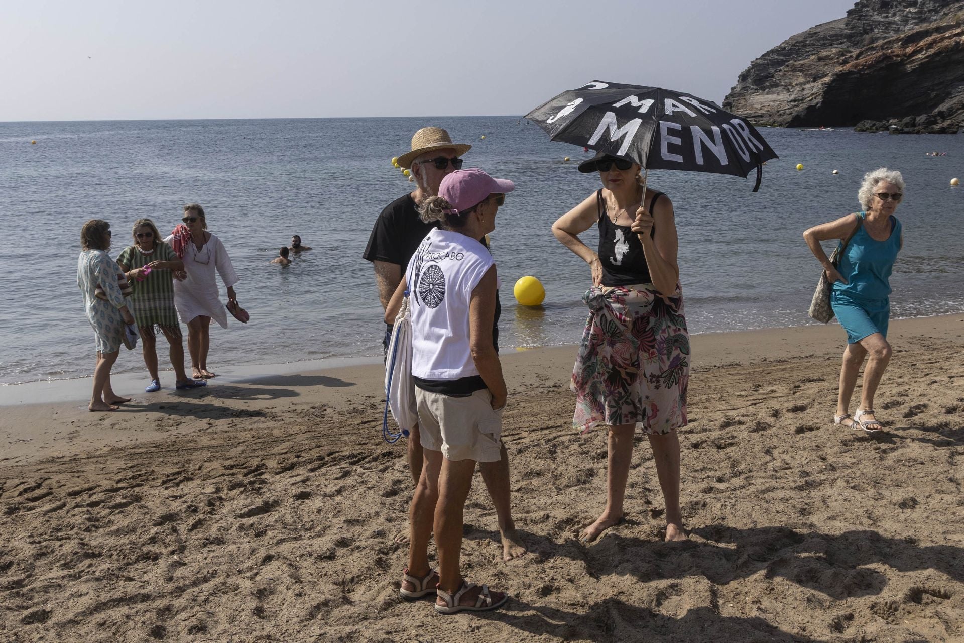En imágenes, el Abrazo al agua de Cala Reona