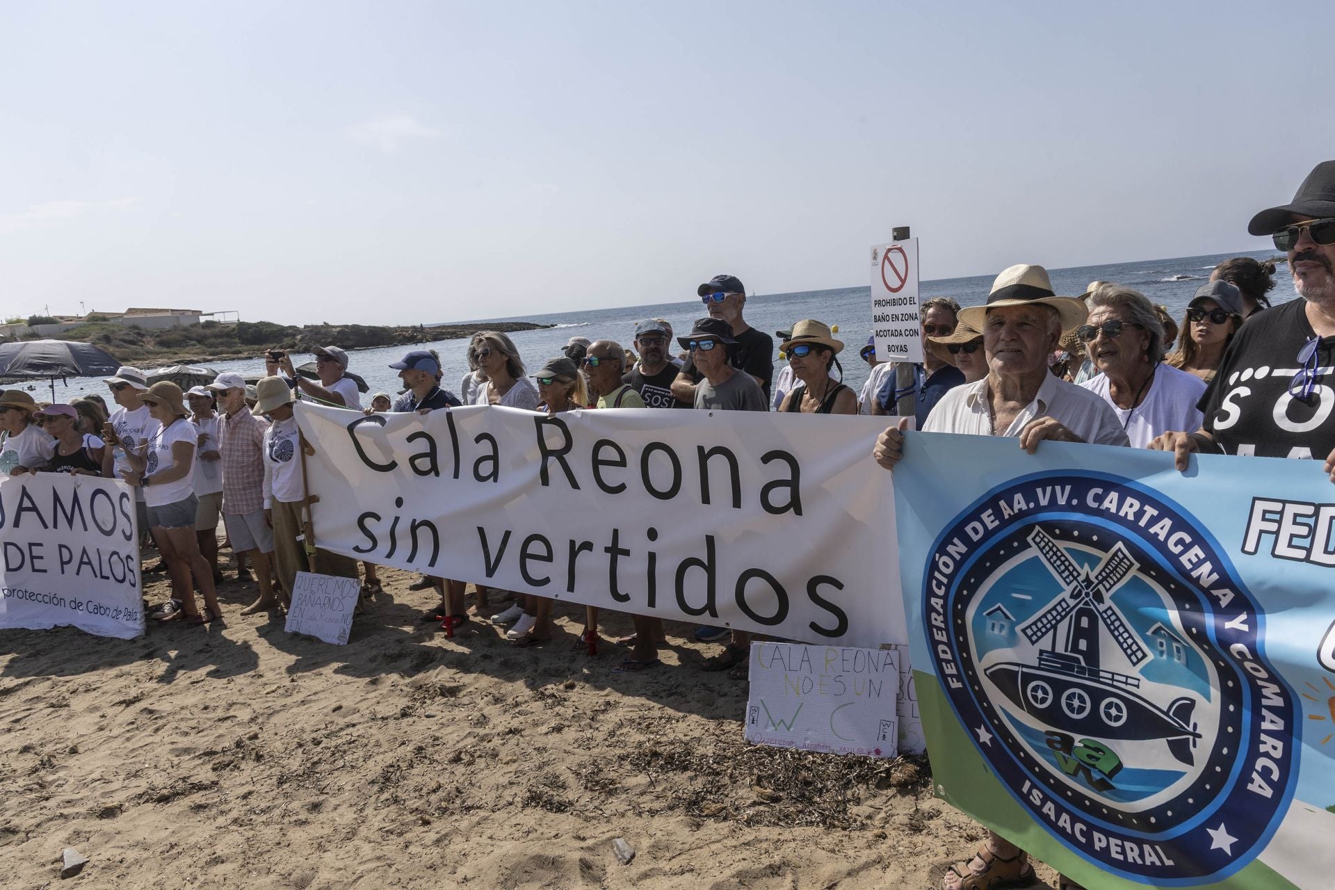 En imágenes, el Abrazo al agua de Cala Reona