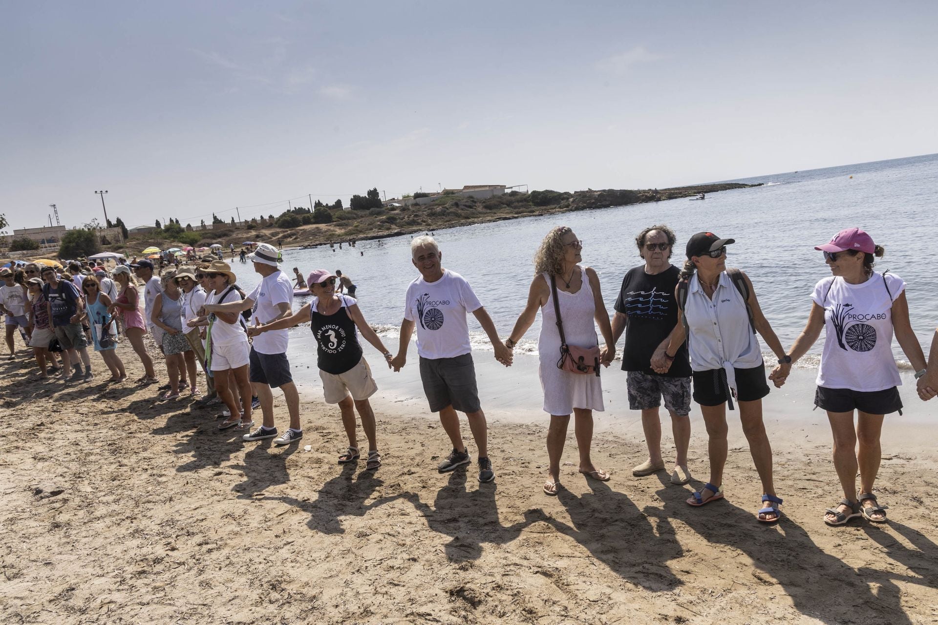 En imágenes, el Abrazo al agua de Cala Reona