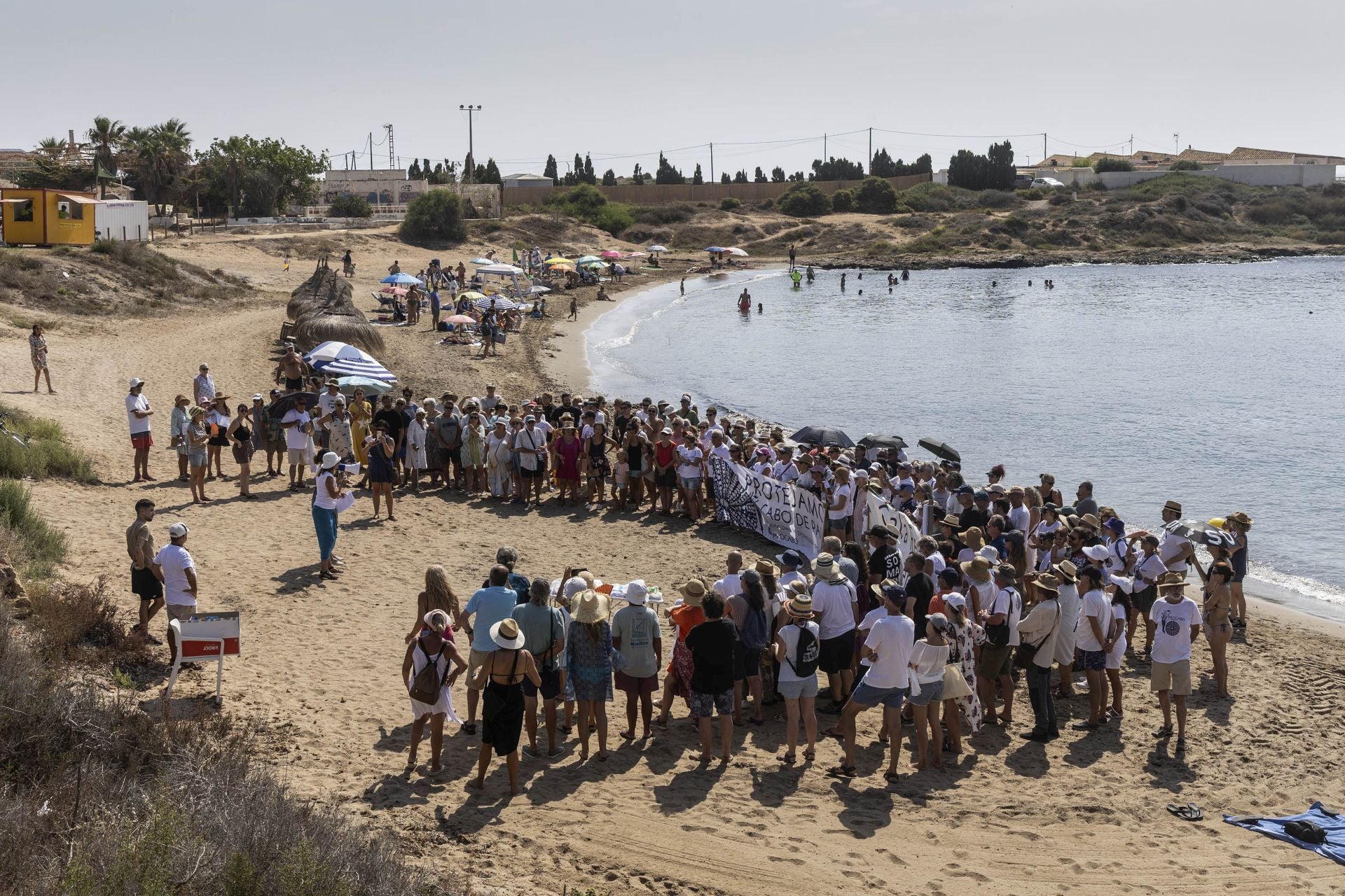 En imágenes, el Abrazo al agua de Cala Reona