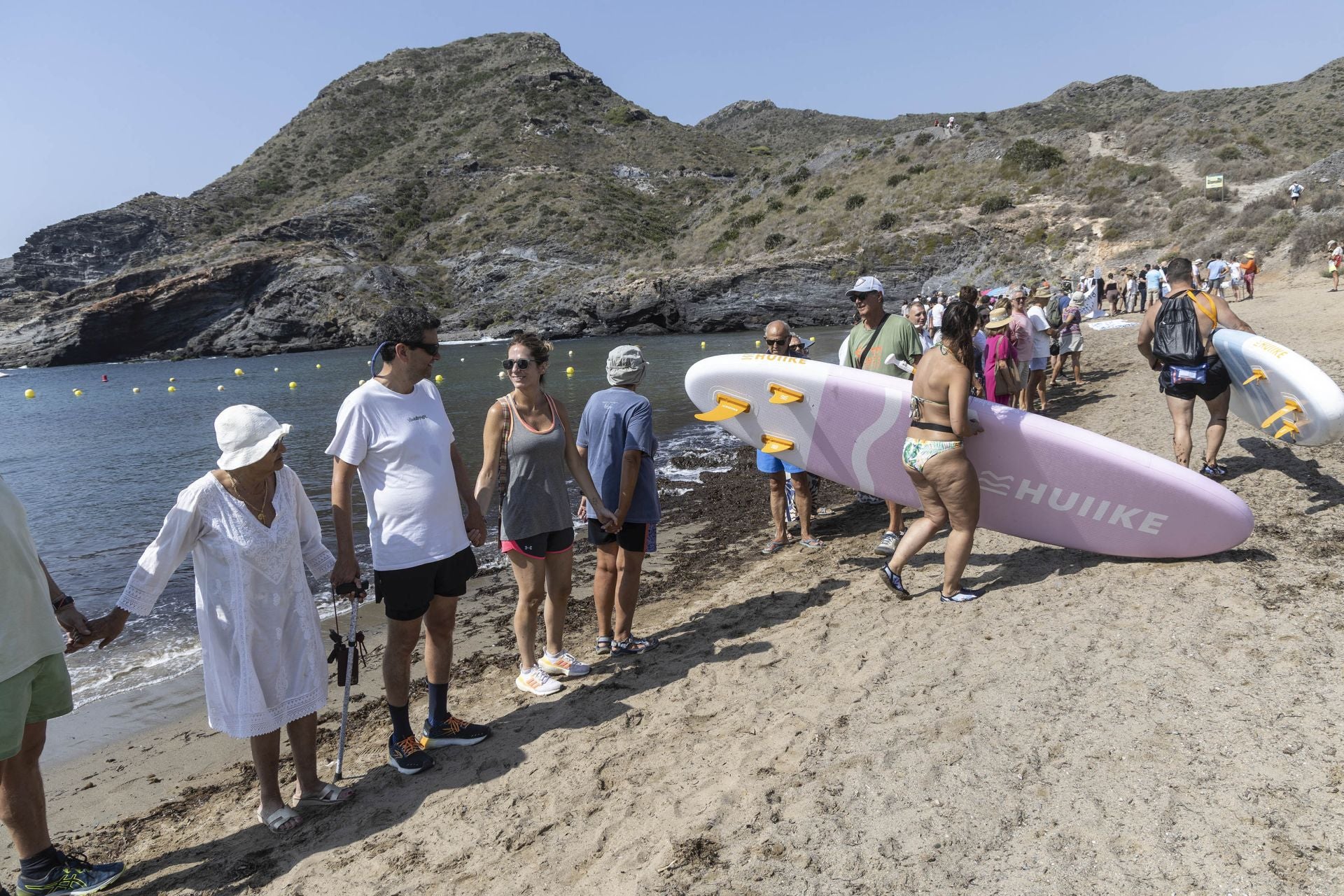 En imágenes, el Abrazo al agua de Cala Reona