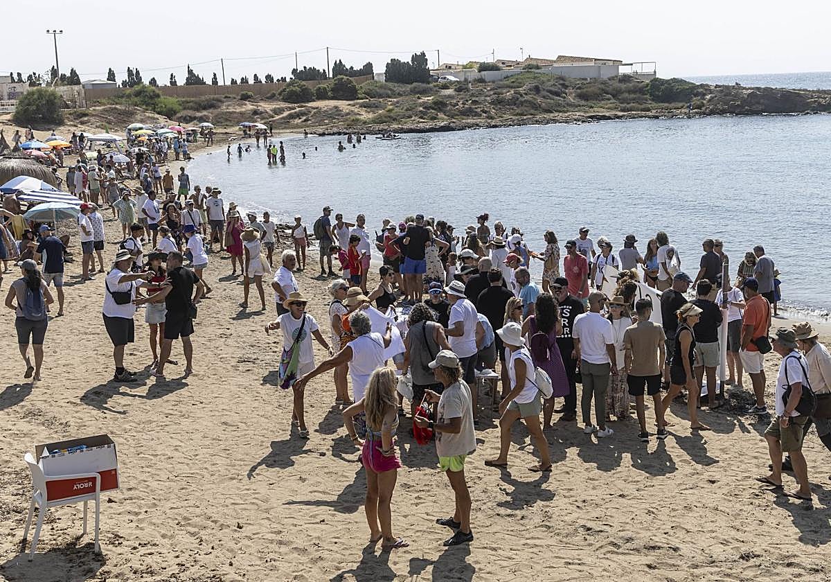 En imágenes, el Abrazo al agua de Cala Reona