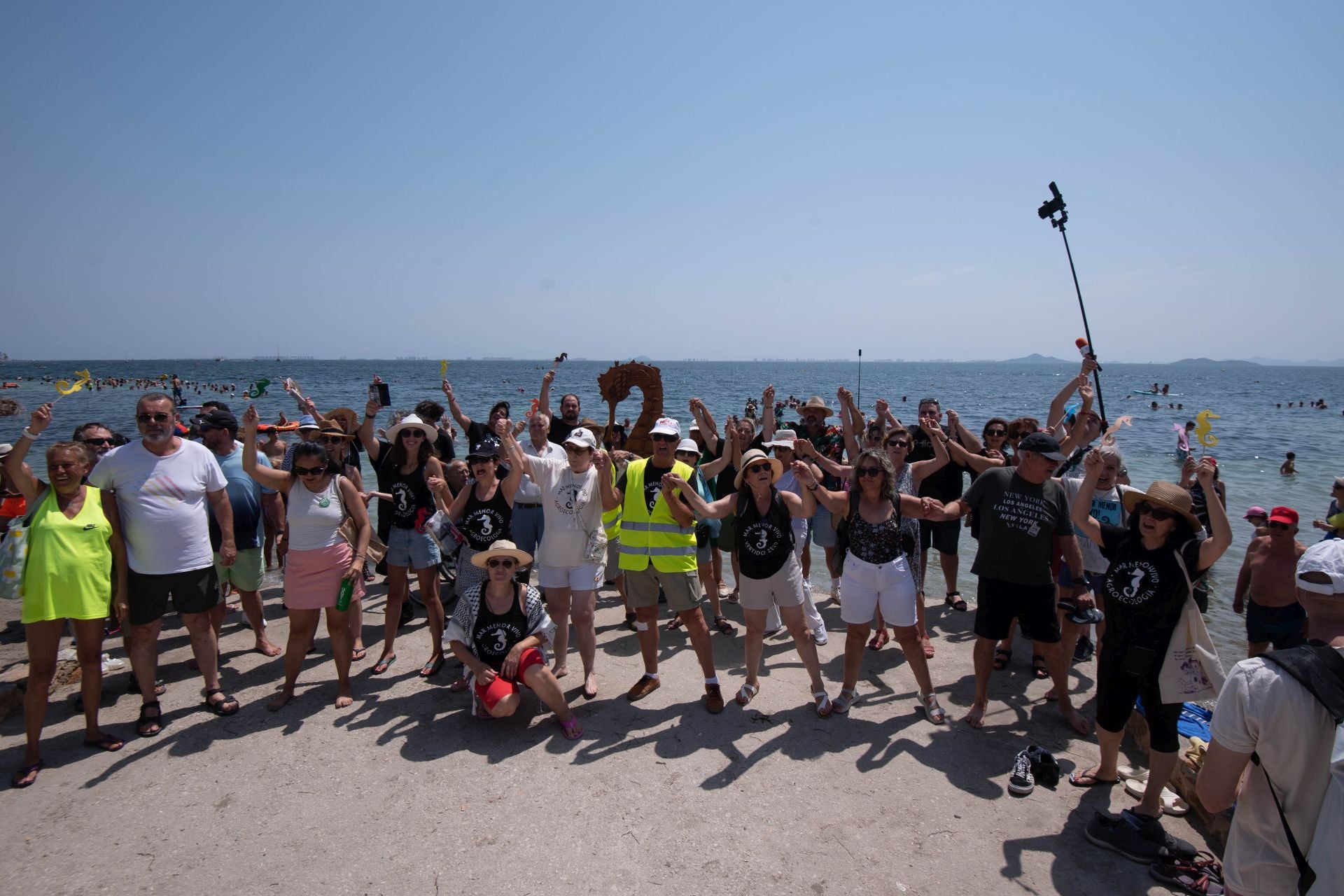 En imágenes, el Abrazo al agua en Los Alcázares y Lo Pagán