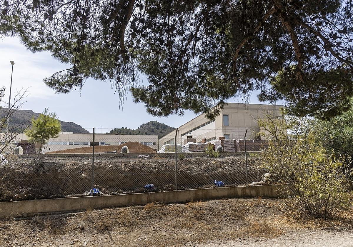 Material de obra y arena acopiados junto a la valla de la Escuela de Infantería de Marina General Albacete y Fuster, este viernes.