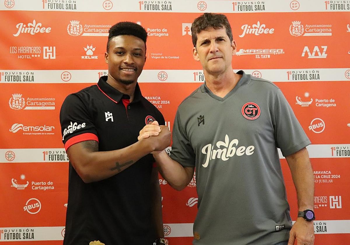 Renato, último fichaje del cuadro melonero, junto a Duda, ayer en su presentación oficial.