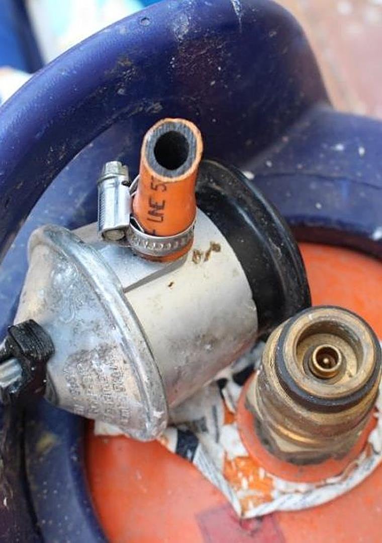 Imagen - Latiguillo de la bombona de butano seccionado con un corte limpio.
