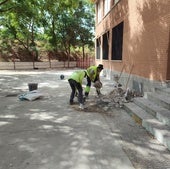 Operarios realizan reparaciones en el colegio Giner de los Ríos de Santiago el Mayor.