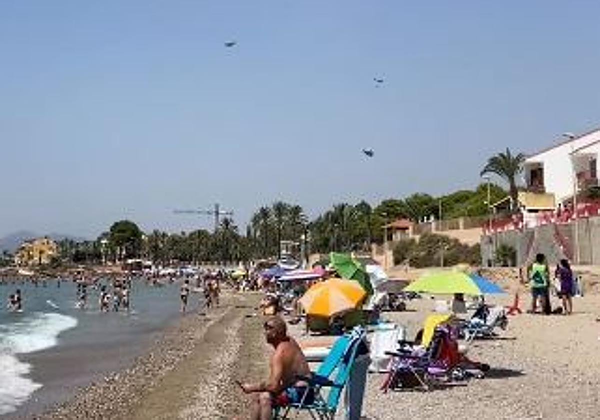 Sombrillas volando por el efecto de la tolvanera en Isla Plana.