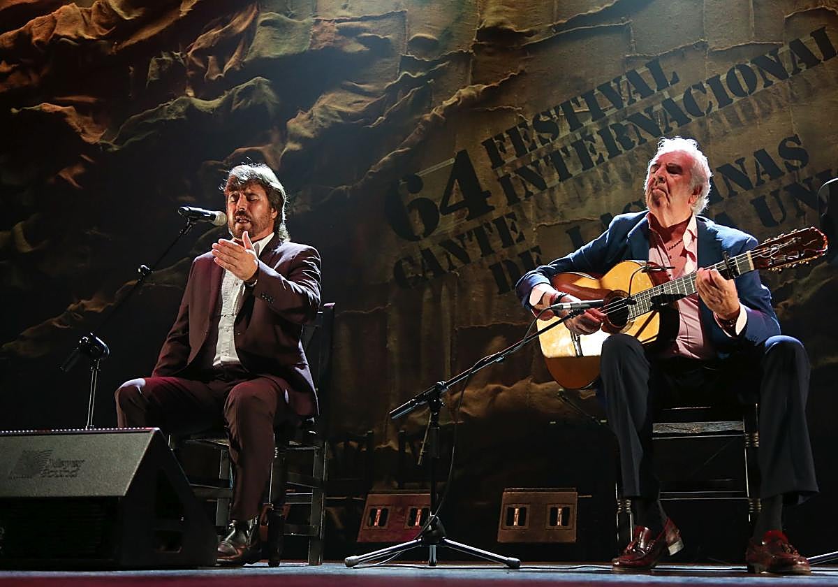 Gregorio Moya (izq), junto al guitarrista Paco Cortés (dcha), durante su actuación en la final del Cante de las Minas.
