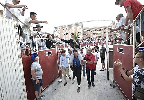 Jesús Montiel sale a hombros de la plaza de Blanca, este domingo.