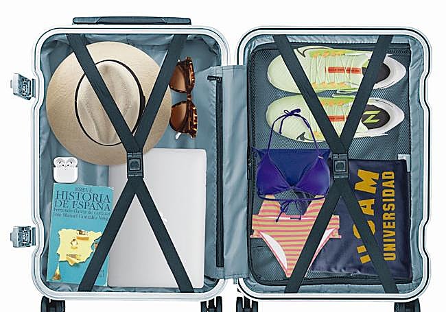 Los imprescindibles. Un MacBook plateado, los 'airpods', zapatillas Nike para andar, una camiseta azul y amarilla de la UCAM; 'Breve historia de España', de Fernando García de Cortázar; un sombrero tipo Panamá, gafas de sol y bikinis.