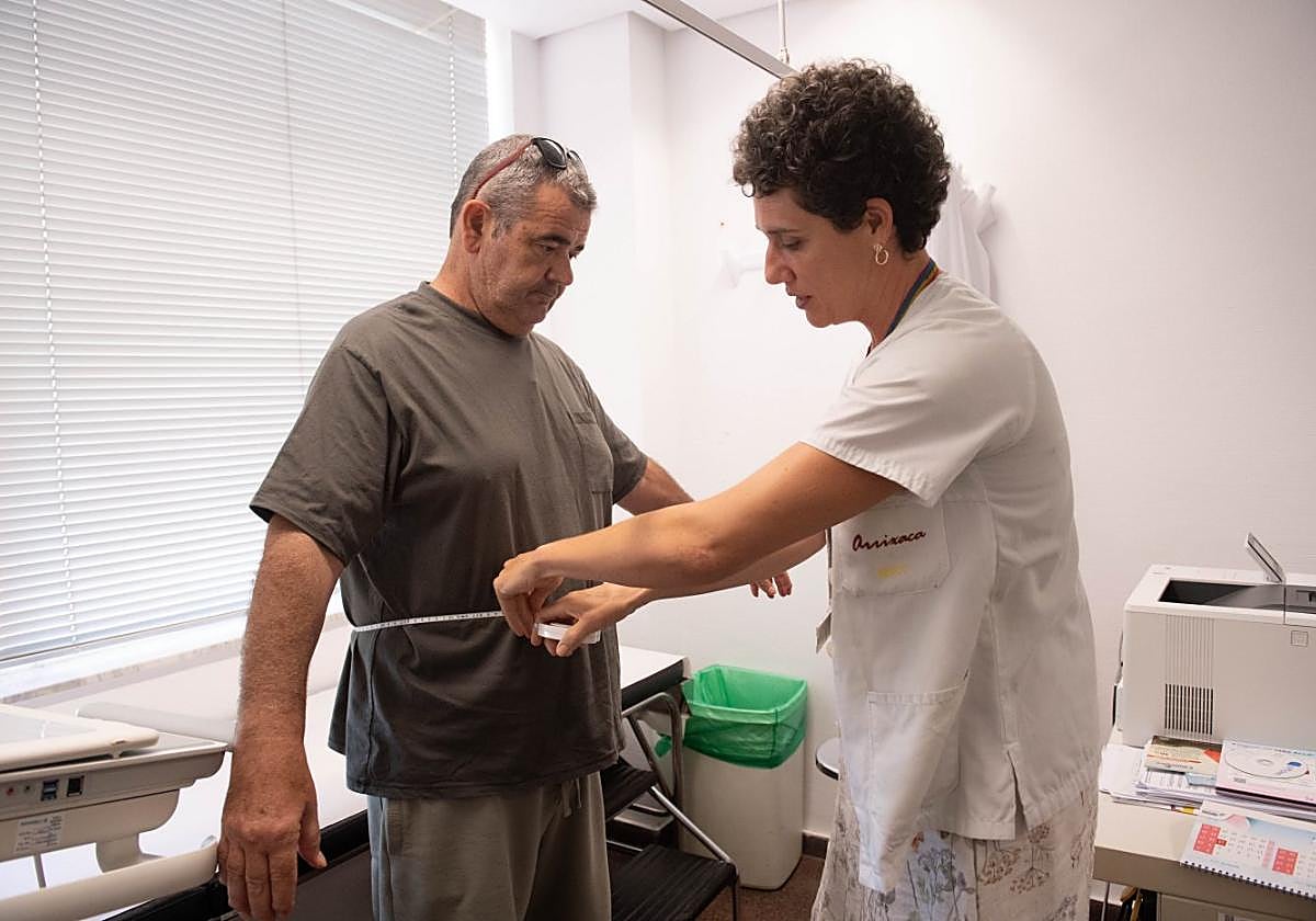 La endocrina María Victoria García mide el perímetro abdominal de Marcelino Huete, esta semana en La Arrixaca.