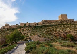 Entorno y accesos al castillo de la ciudad de Lorca, en una imagen de los últimos días.