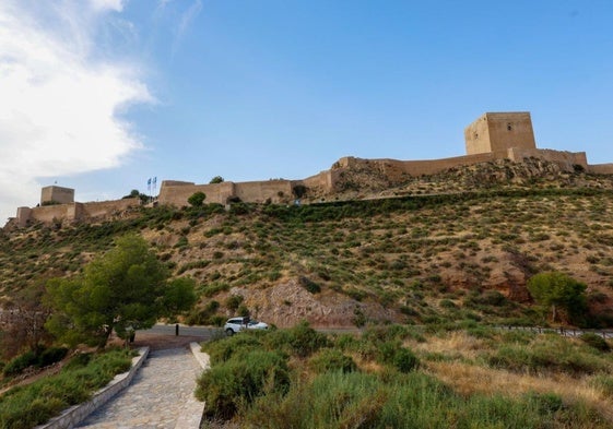 Entorno y accesos al castillo de la ciudad de Lorca, en una imagen de los últimos días.