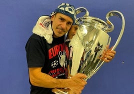 Campeón de Europa. El nutricionista Juanjo Morillas, el pasado mayo, abrazado al trofeo de la Champions League.