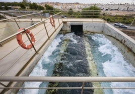 Tanque de agua de la desaladora de Torrevieja, ubicada entre la carretera nacional 332 y las salinas.