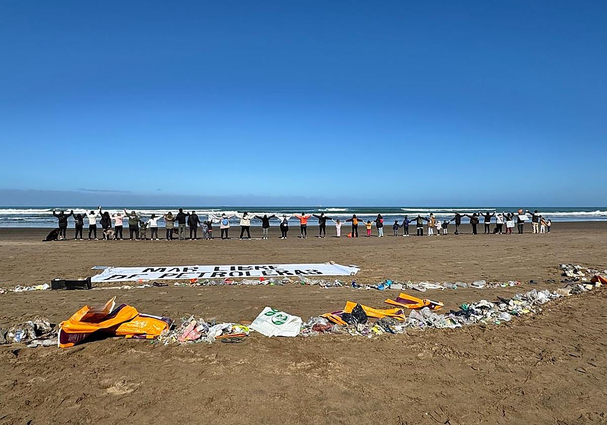 Imagen principal - 1. Cadena humana en Necochea, Argentina. 2. Desde Ciudad de México. 3. Ecologistas en A Coruña, junto al río Ulla.