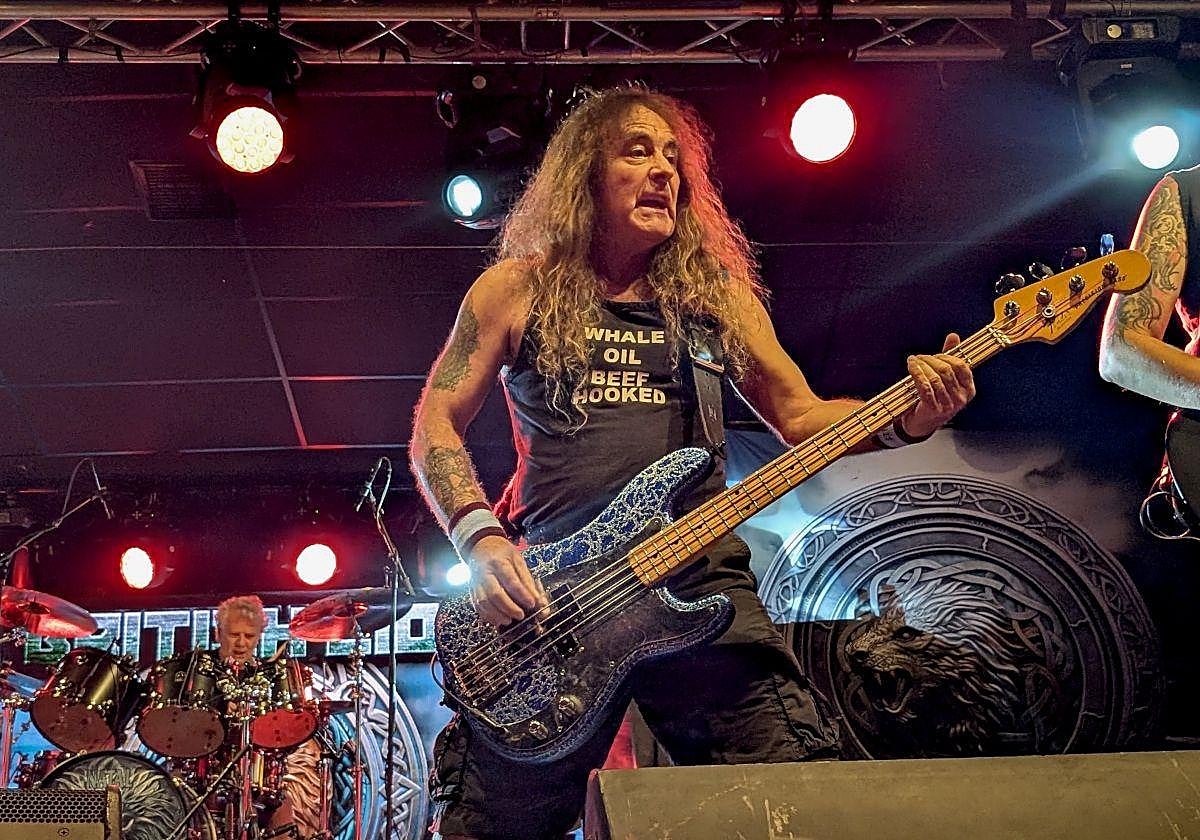 Steve Harris, en primer plano, con Simon Dawson en la batería.