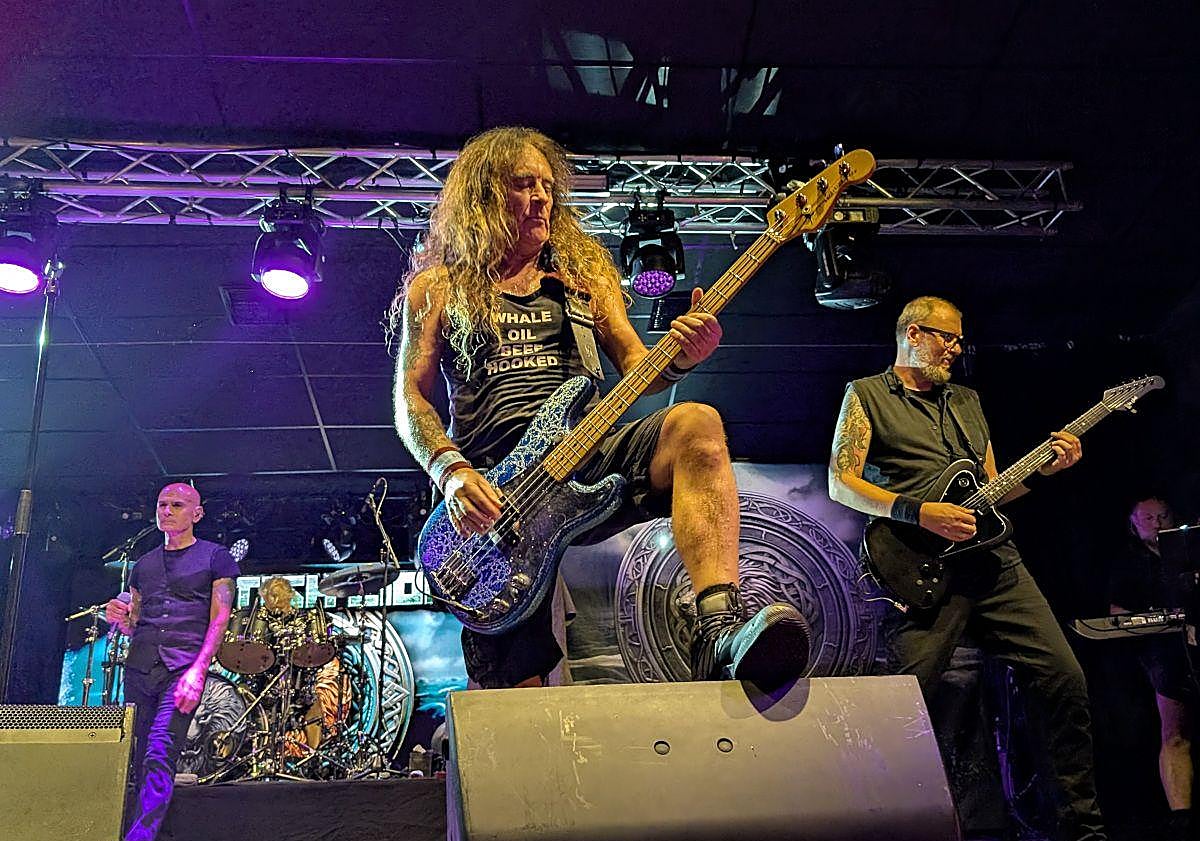 Imagen principal - Concierto de British Lion en la sala Mamba de Murcia, este sábado. 