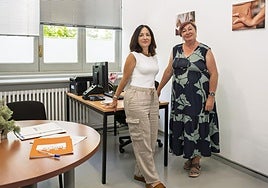 Natalia (dcha.) ha conseguido trabajo en la empresa tarraconense Delafruit a través de 'Incorpora'.