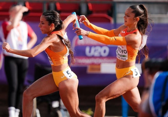 Estrella Santoyo le entrega el testigo a Marina Delgado en la final del relevo 4x100 del Europeo sub-20 celebrado en Tampere (Finlandia).