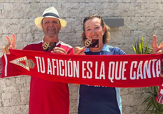 Rosa Canales, nueva abonada, junto a su marido Pepe, ambos con los colores y la bufanda del Real Murcia.