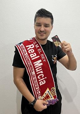 Imagen - Gonzalo Martínez, con su primer carnet de abonado del Murcia.