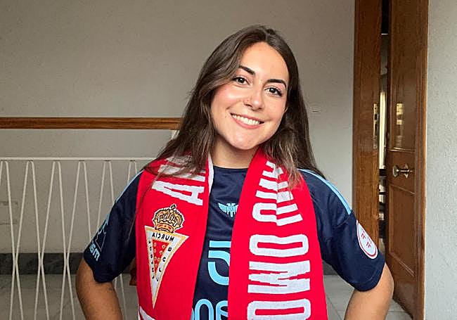 Cristina Fresneda, aficionada desde pequeña, con la bufanda del Real Murcia.
